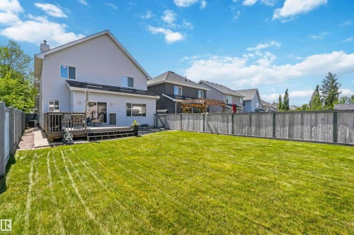 Expansive green lawn with a wooden perimeter fence - 3061 Spence Wynd, Edmonton, AB 