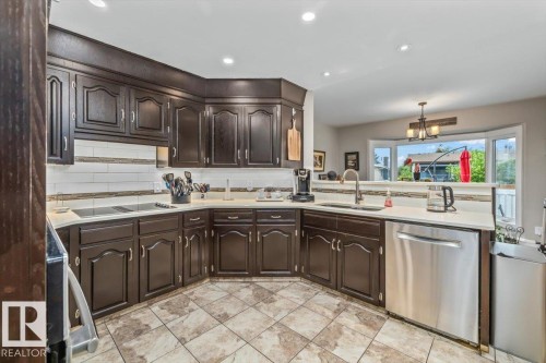 8720 152B Avenue, Edmonton, AB 