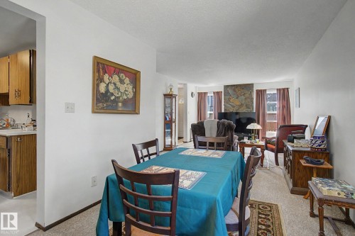 Dining area featuring light-toned carpeting and neutral wall tones - 18409 66 Avenue, Edmonton, AB 