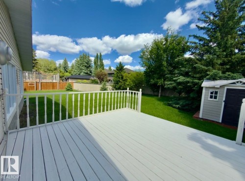 Outdoor deck featuring white painted wood flooring and balusters - 134 Wolf Ridge Place, Edmonton, AB 