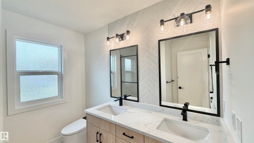 11712 122 Street, Edmonton, AB - Indoor Photo Showing Bathroom