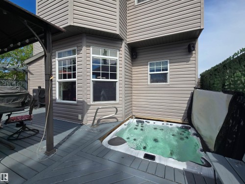 Deck with integrated hot tub and perimeter seating - 704 Wildwood Point(E), Edmonton, AB 