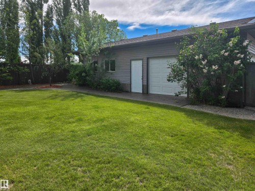 Expansive green lawn with mature trees and a fenced perimeter - 704 Wildwood Point(E), Edmonton, AB 