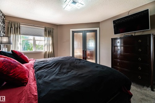 Recessed window with white blinds and drapes - 704 Wildwood Point(E), Edmonton, AB 