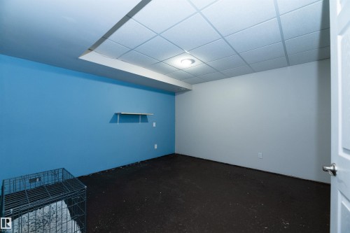 Interior room featuring a drop ceiling, flush mount lighting, and contrasting wall colors - 704 Wildwood Point(E), Edmonton, AB 