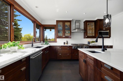 13850 Ravine Drive, Edmonton, AB - Indoor Photo Showing Kitchen