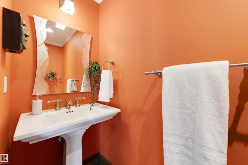 13850 Ravine Drive, Edmonton, AB - Indoor Photo Showing Bathroom