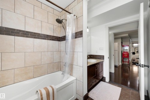 13850 Ravine Drive, Edmonton, AB - Indoor Photo Showing Bathroom