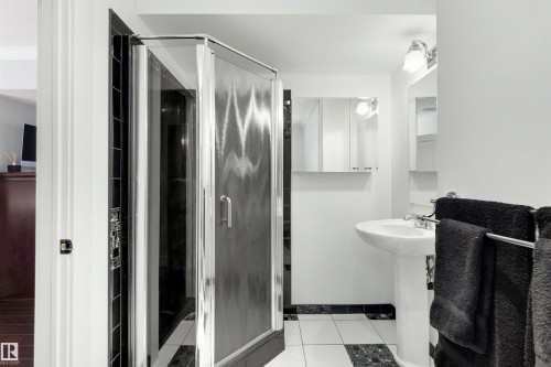 13850 Ravine Drive, Edmonton, AB - Indoor Photo Showing Bathroom