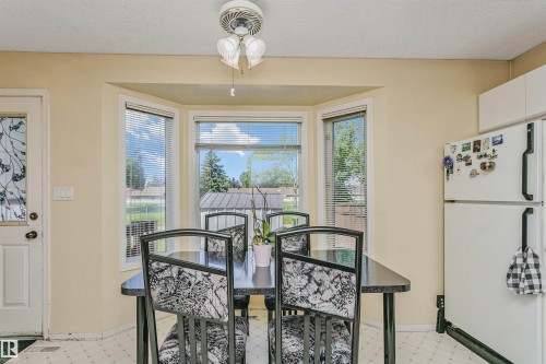 Bay window with multiple panels and horizontal blinds - 1612 80A Street, Edmonton, AB 