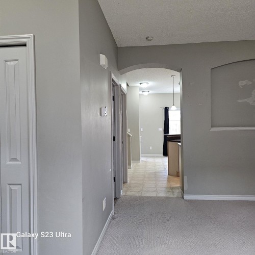 Archway entry featuring light grey wall paint and white trim - 99 13825 155 Avenue, Edmonton, AB 