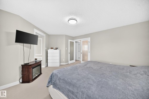 Carpeted room featuring light gray walls and white trim - 3433 Goodridge Link Link, Edmonton, AB 