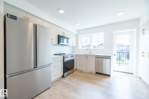 7032 Rosenthal Drive, Edmonton, AB - Indoor Photo Showing Kitchen With Upgraded Kitchen