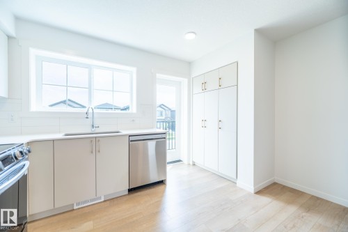 7032 Rosenthal Drive, Edmonton, AB - Indoor Photo Showing Kitchen