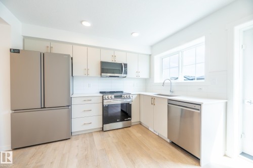 7032 Rosenthal Drive, Edmonton, AB - Indoor Photo Showing Kitchen