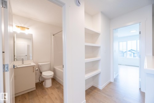 7032 Rosenthal Drive, Edmonton, AB - Indoor Photo Showing Bathroom