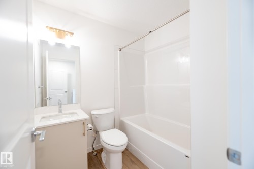 7032 Rosenthal Drive, Edmonton, AB - Indoor Photo Showing Bathroom