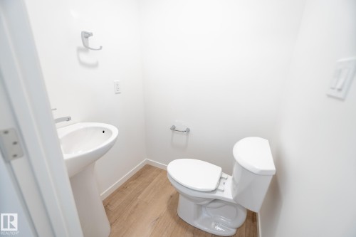 7032 Rosenthal Drive, Edmonton, AB - Indoor Photo Showing Bathroom