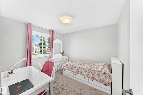 Neutral-toned walls complement the textured ceiling and plush carpet flooring - 3672 Claxton Place, Edmonton, AB 