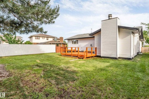 Expansive green lawn with a white lattice fence - 5512 150 Avenue, Edmonton, AB 