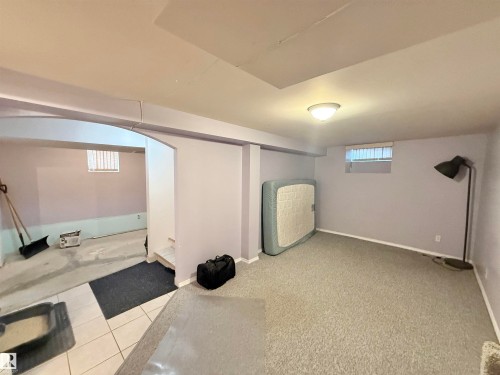 Carpeted room with neutral wall tones and a ceiling-mounted light fixture - 11941 78 Street, Edmonton, AB 