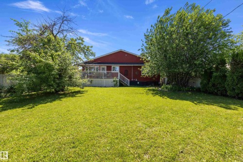 Expansive green lawn providing ample outdoor space - 11124 110A Avenue Nw, Edmonton, AB 