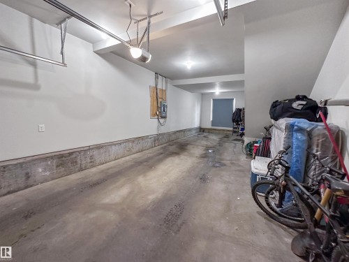 Spacious garage featuring concrete flooring and painted walls - 13 2803 James Mowatt Trail, Edmonton, AB 