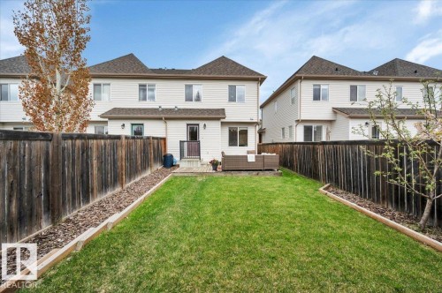 Expansive green lawn with wooden perimeter fencing - 4865 Terwillegar Common, Edmonton, AB - Outdoor