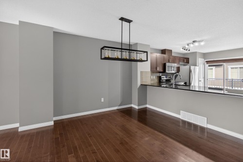 11 1140 Chappelle Boulevard, Edmonton, AB - Indoor Photo Showing Kitchen