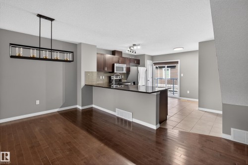 11 1140 Chappelle Boulevard, Edmonton, AB - Indoor Photo Showing Kitchen