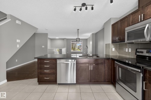 11 1140 Chappelle Boulevard, Edmonton, AB - Indoor Photo Showing Kitchen With Stainless Steel Kitchen With Upgraded Kitchen