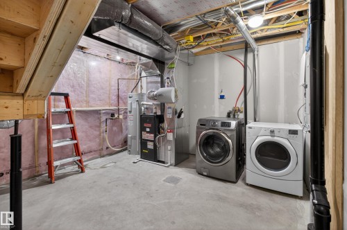 11 1140 Chappelle Boulevard, Edmonton, AB - Indoor Photo Showing Laundry Room