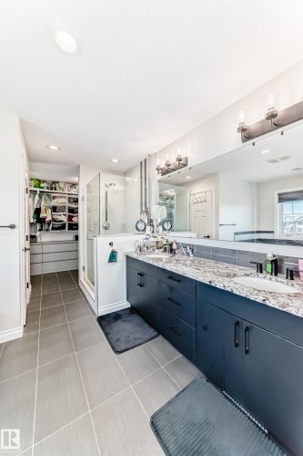 3230 Whitelaw Drive Nw, Edmonton, AB - Indoor Photo Showing Bathroom