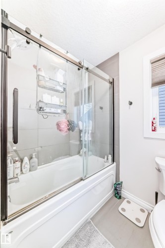 3230 Whitelaw Drive Nw, Edmonton, AB - Indoor Photo Showing Bathroom