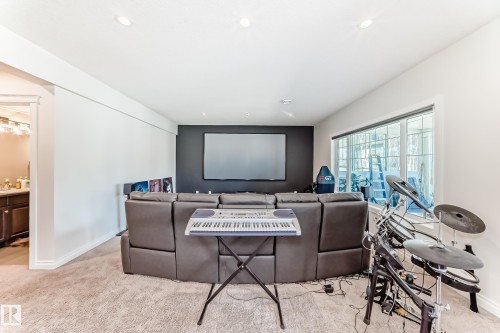 3230 Whitelaw Drive Nw, Edmonton, AB - Indoor Photo Showing Living Room