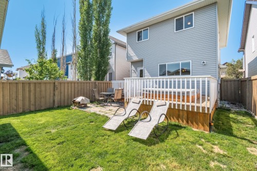 Expansive grassy lawn bordered by a wood privacy fence - 614 Mcdonough Link, Edmonton, AB 
