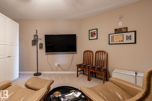 Light-colored wall-to-wall carpeting complements the neutral wall paint - 330 1520 Hammond Gate Gate, Edmonton, AB 