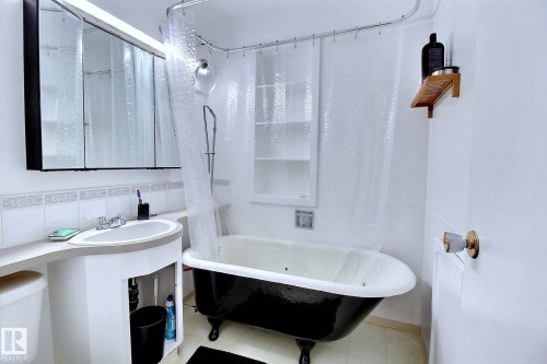 11930 95A Street, Edmonton, AB - Indoor Photo Showing Bathroom