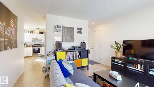 9515B 120 Avenue, Edmonton, AB - Indoor Photo Showing Living Room