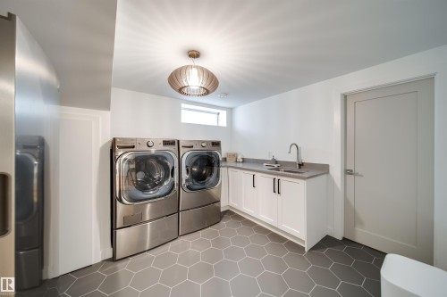 5431 113A Street, Edmonton, AB - Indoor Photo Showing Laundry Room