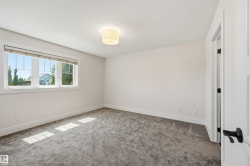 5216 Mullen Crest, Edmonton, AB 