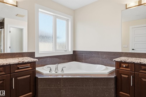 5216 Mullen Crest, Edmonton, AB 