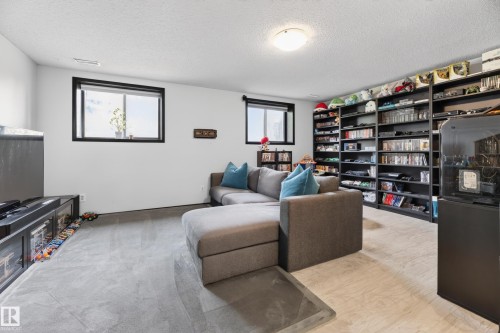 135 Hyndman Crescent, Edmonton, AB 