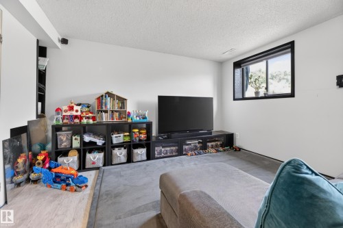 135 Hyndman Crescent, Edmonton, AB 