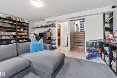 135 Hyndman Crescent, Edmonton, AB 