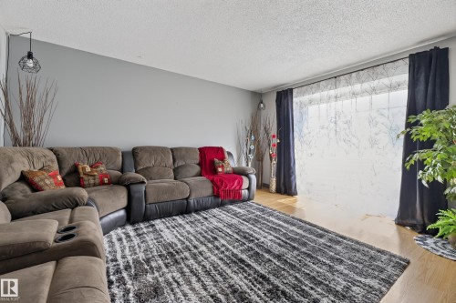 135 Hyndman Crescent, Edmonton, AB 