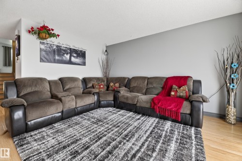 135 Hyndman Crescent, Edmonton, AB 