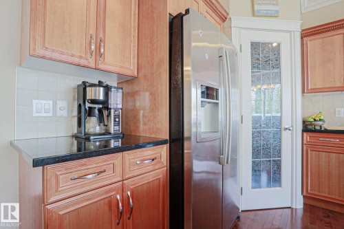 240 Henderson Link, Spruce Grove, AB - Indoor Photo Showing Kitchen
