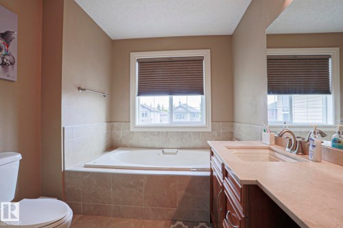 240 Henderson Link, Spruce Grove, AB - Indoor Photo Showing Bathroom