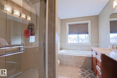 240 Henderson Link, Spruce Grove, AB - Indoor Photo Showing Bathroom